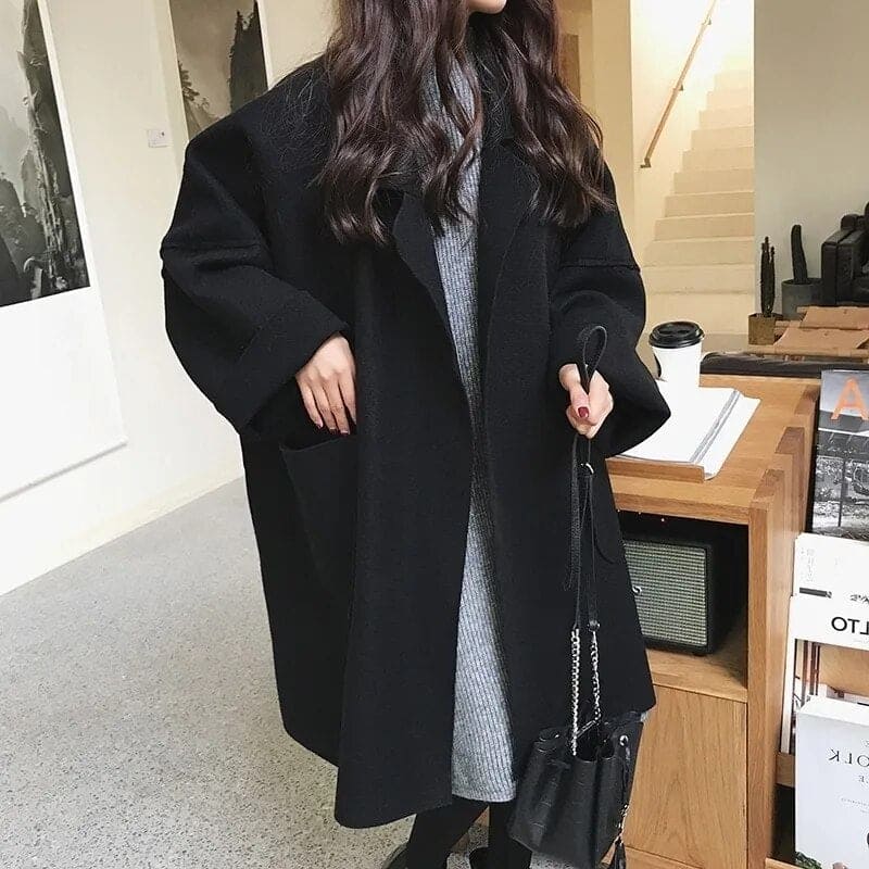 Hochwertiger Damen Trenchcoat in Schwarz, luxuriöse Mode-Übergangsjacke. Ein eleganter Damenmantel-Klassiker.