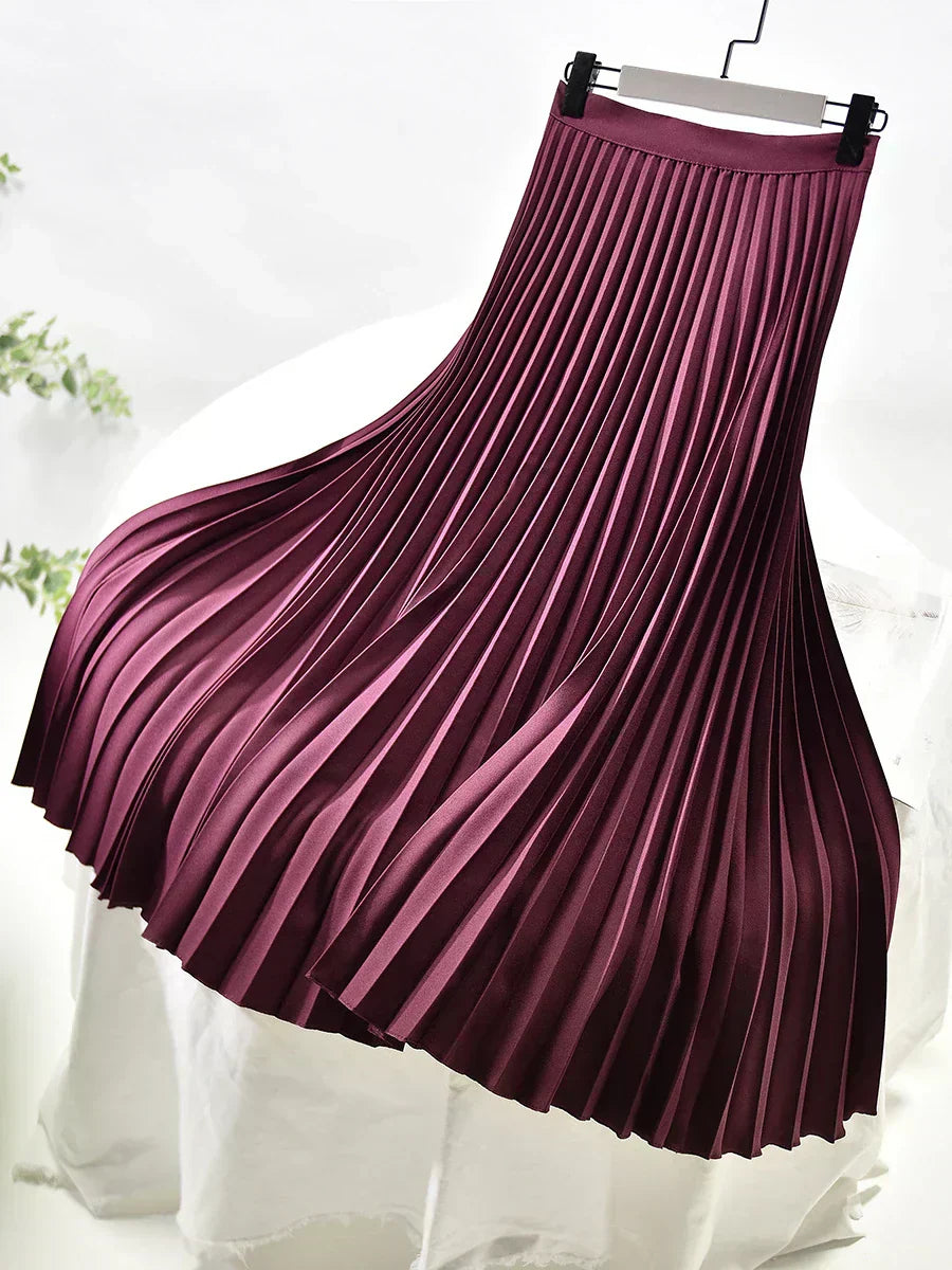 Detailaufnahme: Elegante, feine Falten eines plissierten Maxirocks für Damen, fließend & stilvoll.