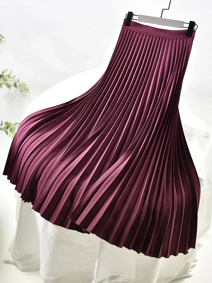 Detailaufnahme: Elegante, feine Falten eines plissierten Maxirocks für Damen, fließend & stilvoll.
