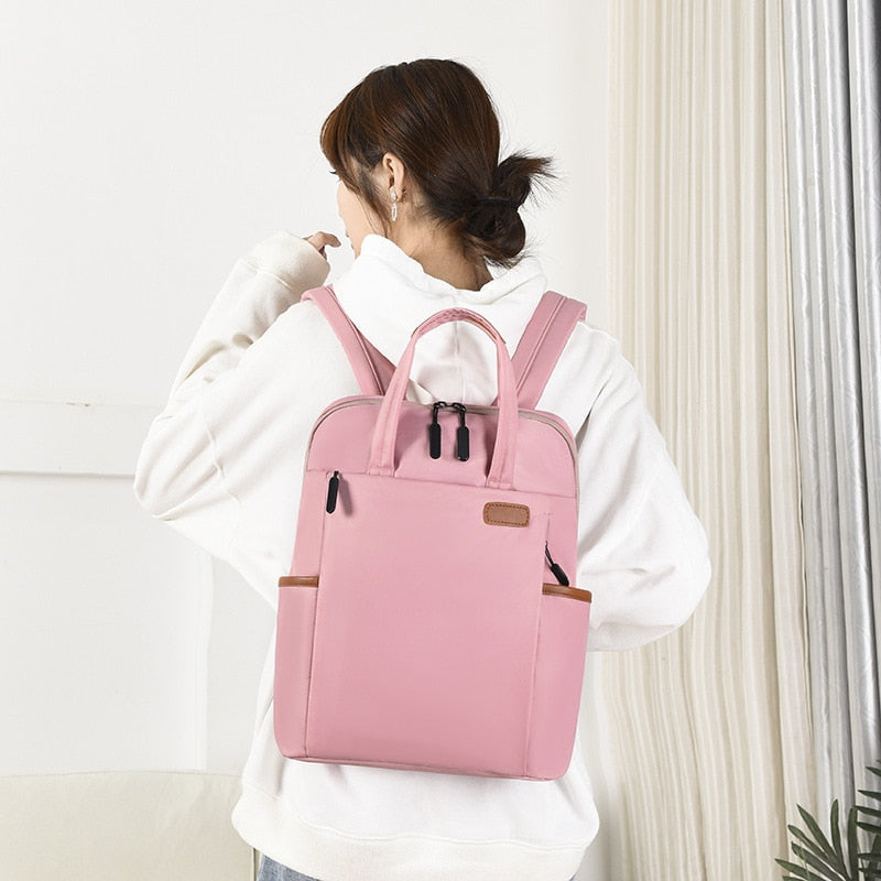 Leichter grauer Unisex Daypack. Organisiert, langlebig & ideal als Studentenrucksack oder Reisegepäck.