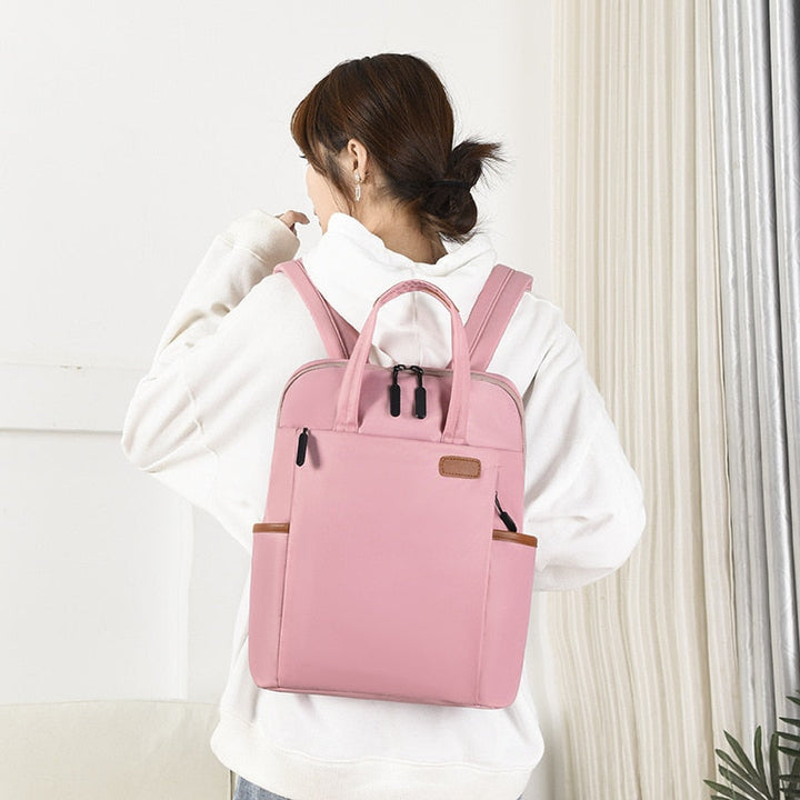 Leichter grauer Unisex Daypack. Organisiert, langlebig & ideal als Studentenrucksack oder Reisegepäck.