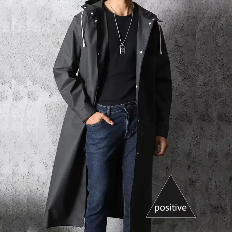 Leichter, schwarzer Unisex Regenmantel mit Kapuze für Ganzjahresschutz vor Wind & Regen, ideal für Reise.
