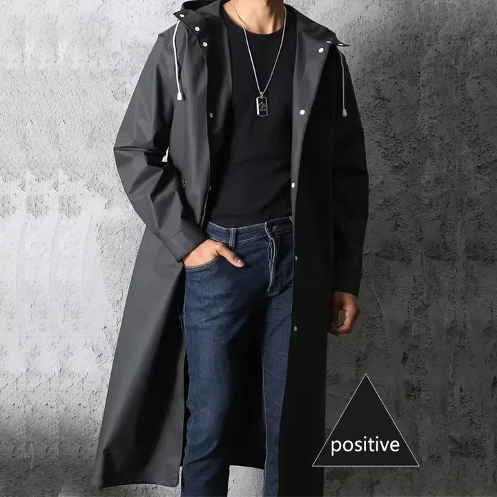 Leichter, schwarzer Unisex Regenmantel mit Kapuze für Ganzjahresschutz vor Wind & Regen, ideal für Reise.