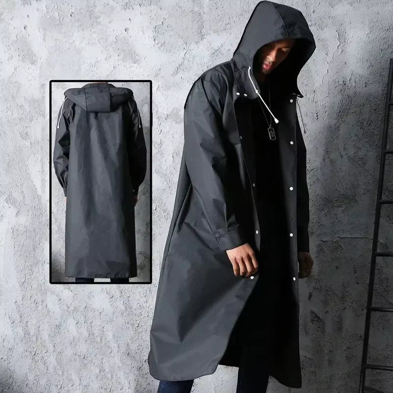 Wasserdichter, schwarzer Unisex Outdoorjacke im minimalistischen Stil, schützt zuverlässig vor Wind und Regen.