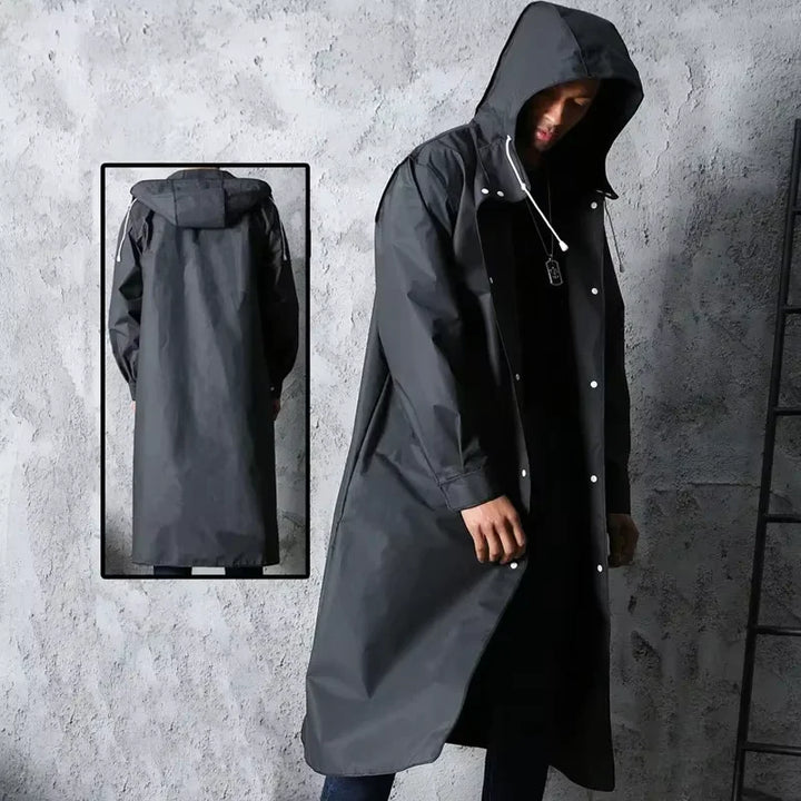 Wasserdichter, schwarzer Unisex Outdoorjacke im minimalistischen Stil, schützt zuverlässig vor Wind und Regen.