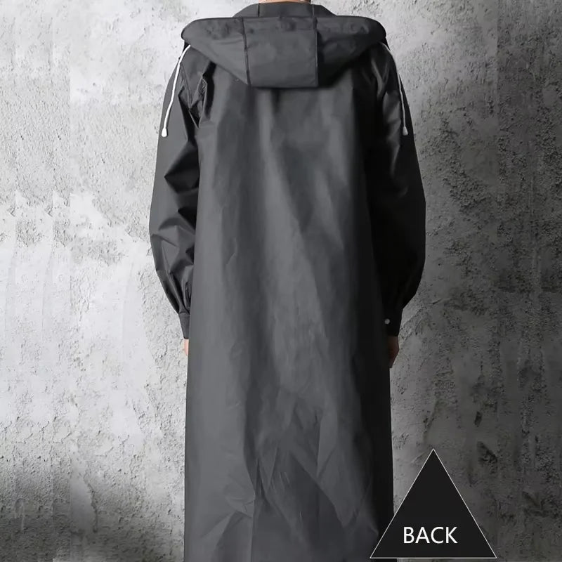 Modischer, schwarzer Unisex Regenschutz, wasserdicht und winddicht. Perfekte, leichte Ganzjahresjacke für draußen.
