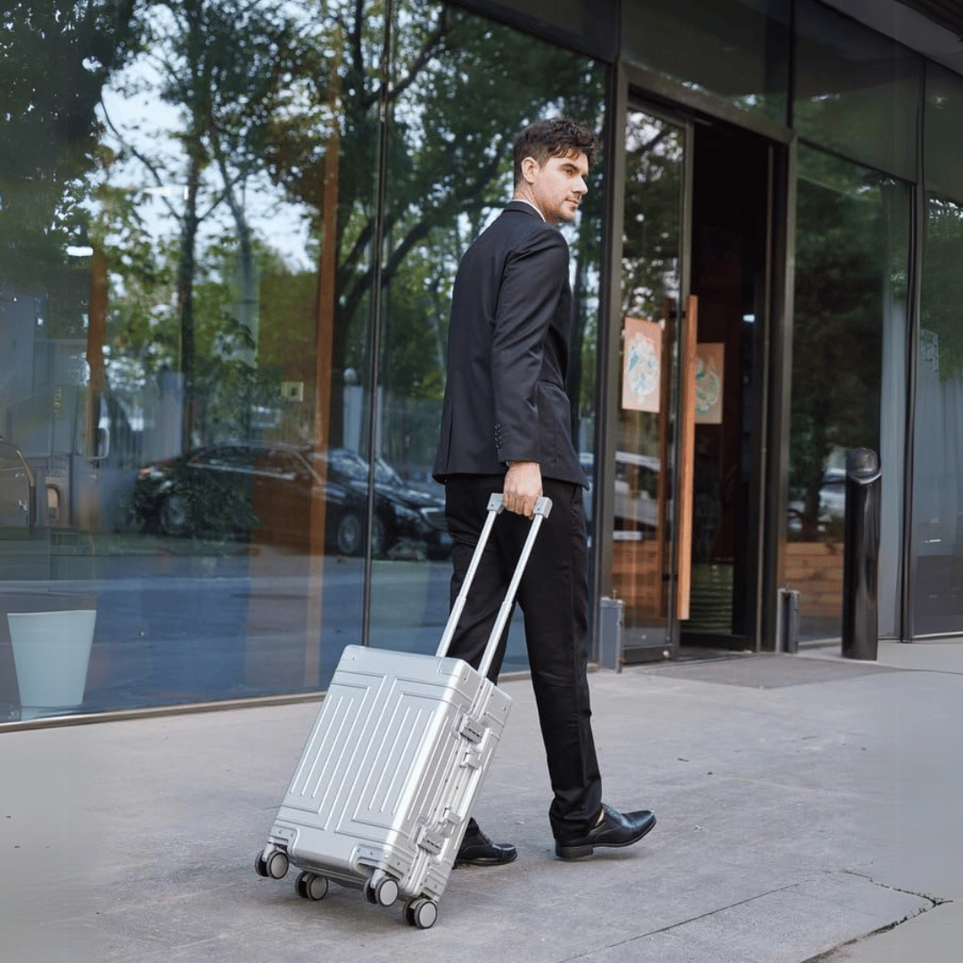 Luxuriöser Handgepäck-Aluminiumkoffer mit TSA-Schlössern für sicheres und komfortables Reisen.