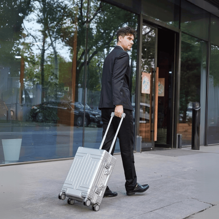 Luxuriöser Handgepäck-Aluminiumkoffer mit TSA-Schlössern für sicheres und komfortables Reisen.