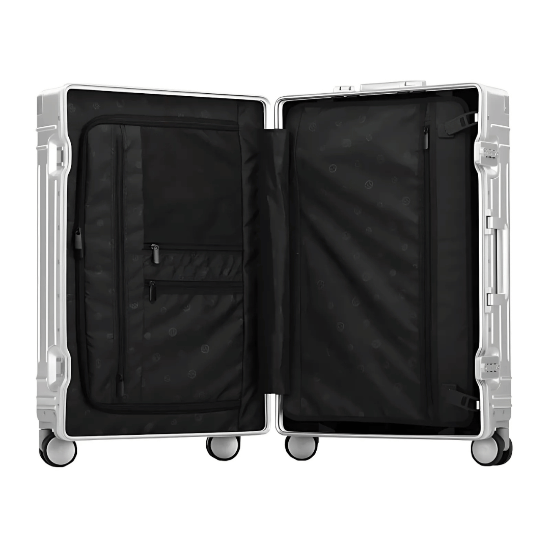 Großer Aluminium-Reisekoffer in Silber, ideal als Aufgabegepäck für lange Urlaubsreisen.
