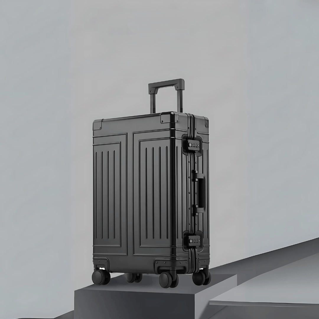 Eleganter silberner Aluminiumkoffer, langlebiger Reisekoffer mit praktischen Rollen.
