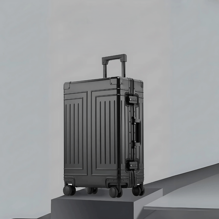 Eleganter silberner Aluminiumkoffer, langlebiger Reisekoffer mit praktischen Rollen.