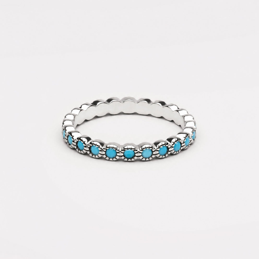 Stilisierter Accessoire Ring in Gold mit farbigen Akzenten nah