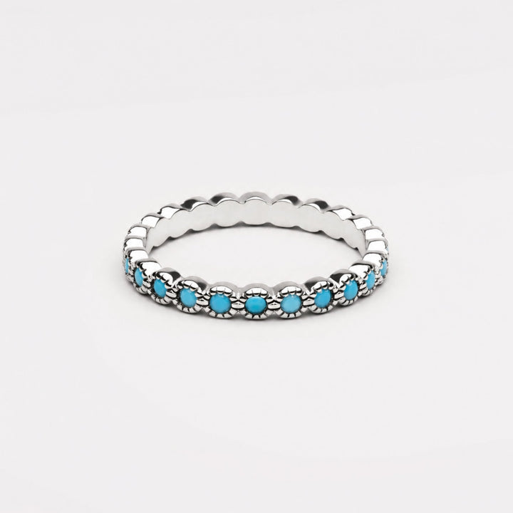 Stilisierter Accessoire Ring in Gold mit farbigen Akzenten nah
