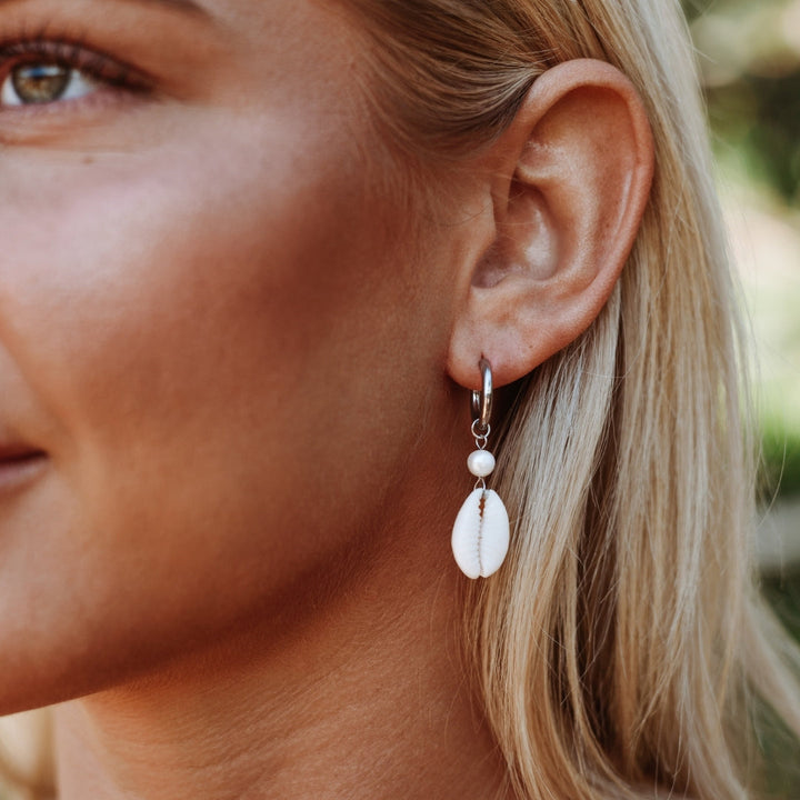 Maritime goldene Creolen für Damen mit echter Muschel & Perle, wasserdichter & hypoallergener Ohrschmuck.