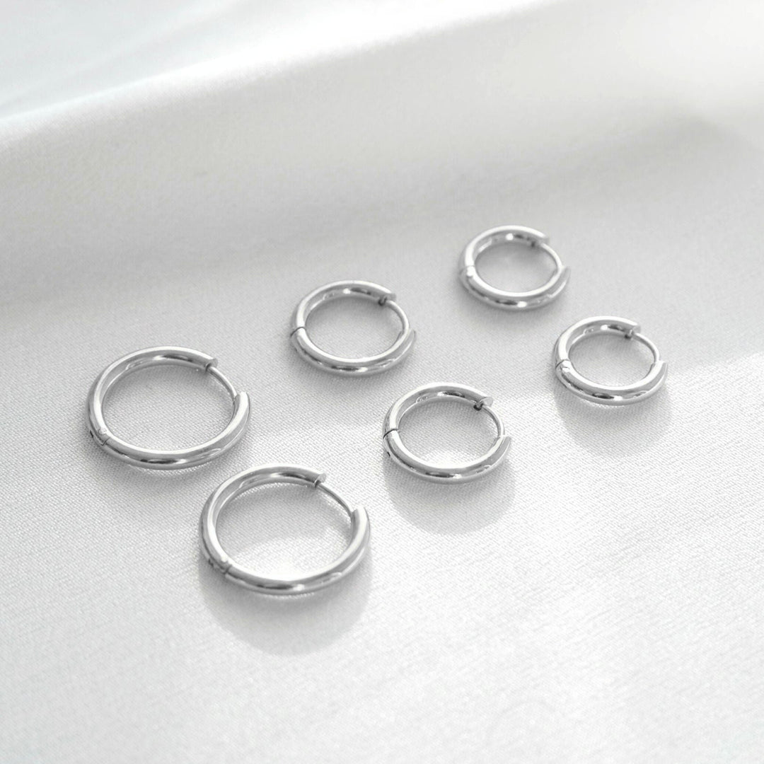 Praktisches Geschenk: Silbernes Creolen Set für Damen, 3 Größen, wasserfest & hypoallergen.