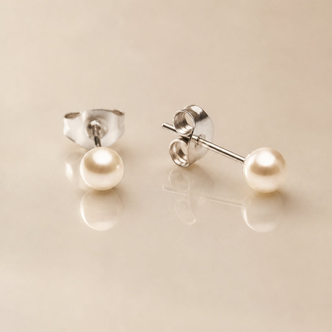 Schmuck Accessoires: Perlenohrstecker in edler Produktansicht