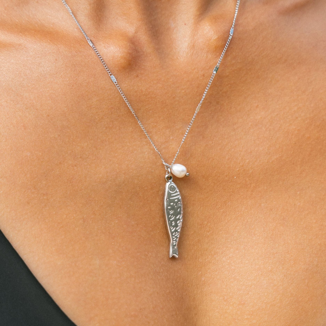 Maritimes Schmuckstück für Damen, feine Goldkette mit Fisch und Perle