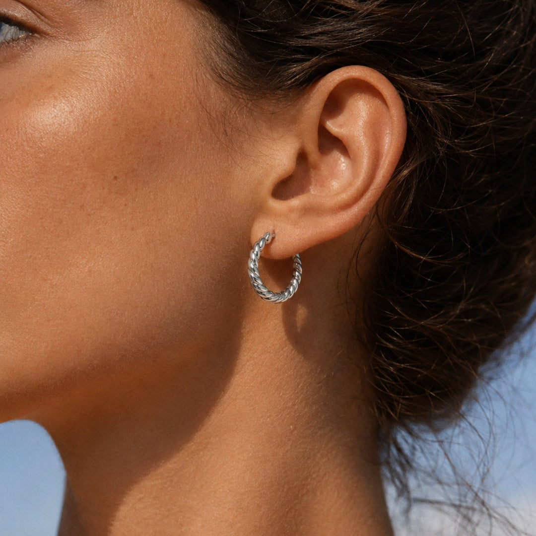 Schmuck für Damen: Goldene Creolen glänzend und gedreht