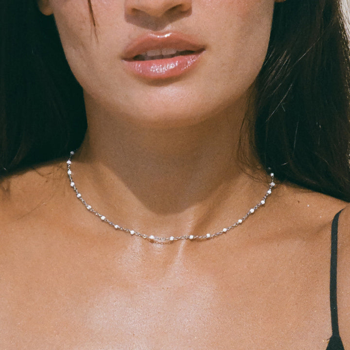 Geschenkidee: Damen Perlenkette, weißgoldener Choker aus Edelstahl, wasserfest.