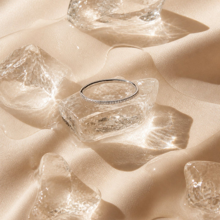 Hand mit elegantem Goldring und Zirkonia, wasserfester Damenschmuck