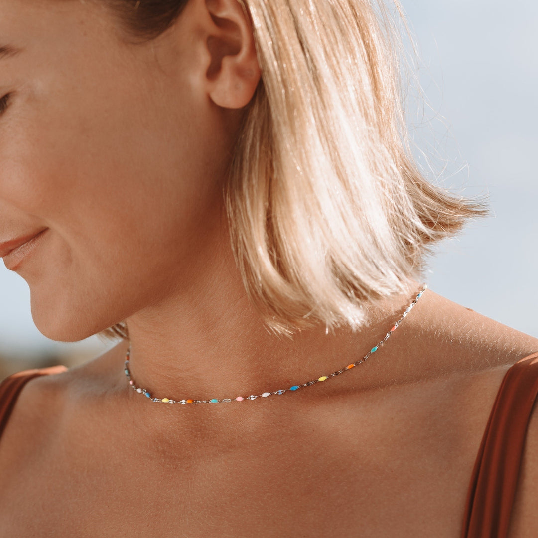 Strahlender goldener Damen Choker mit farbenfroher Regenbogen Emaille. Wasserfester, hypoallergener Schmuck für Freude.
