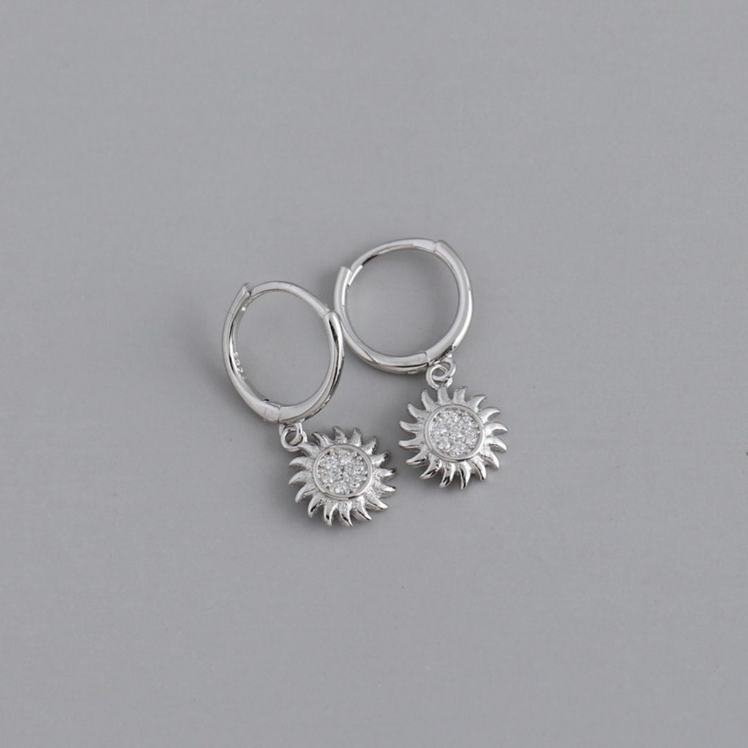 Hängende Zirkonia Ohrringe im Sonnendesign aus Silber