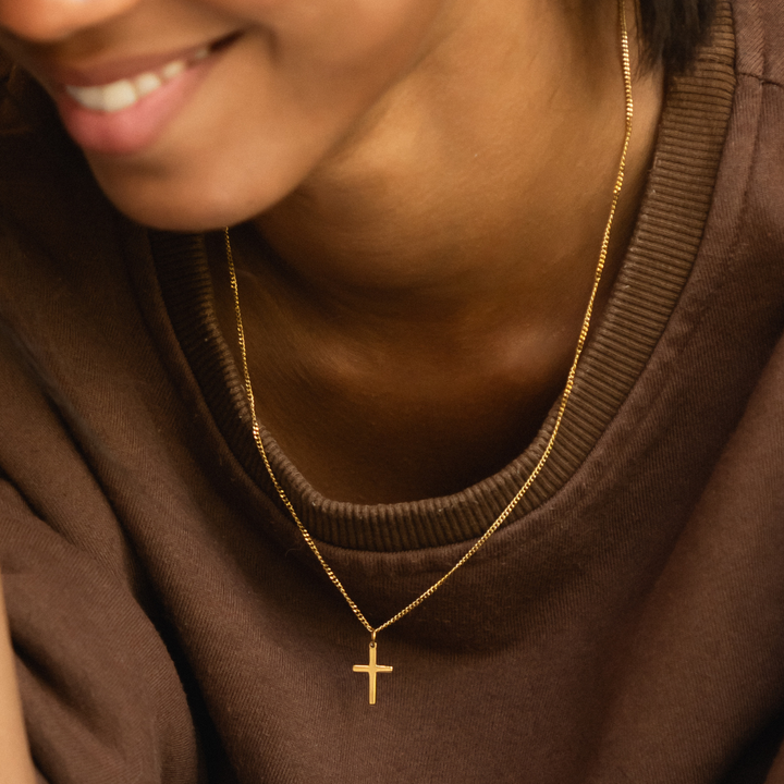 Goldene Kreuz Halskette für Damen, minimalistisch und wasserfest. Stilvoller Edelstahlschmuck, perfekt als Geschenk.