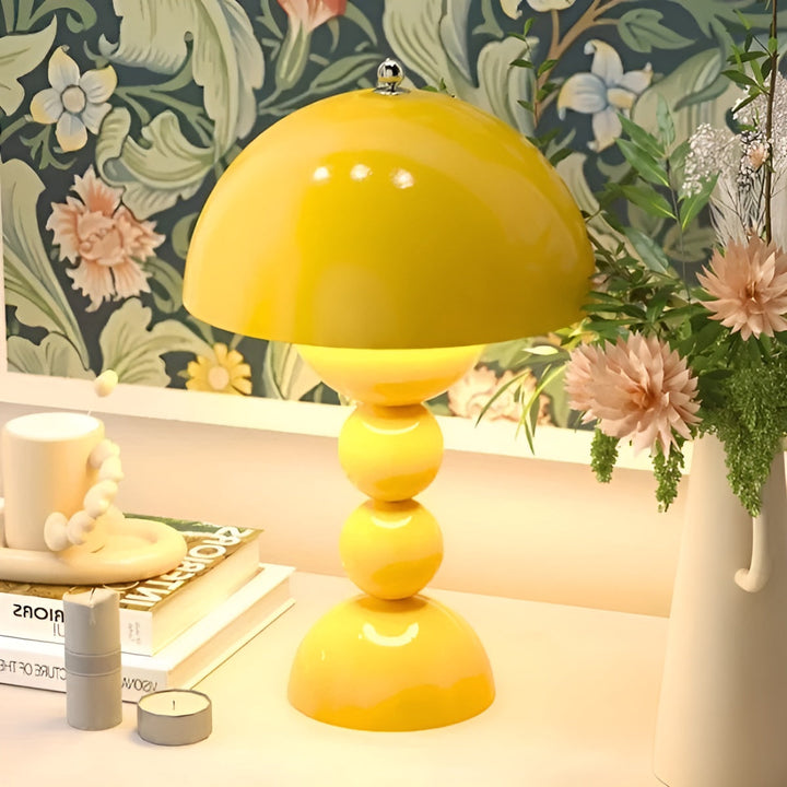 "Skandinavische Tischlampe mit dimmbarer LED, weiß, klarer Stil, ideal für Schlafzimmer oder Wohnzimmer, energieeffizient."