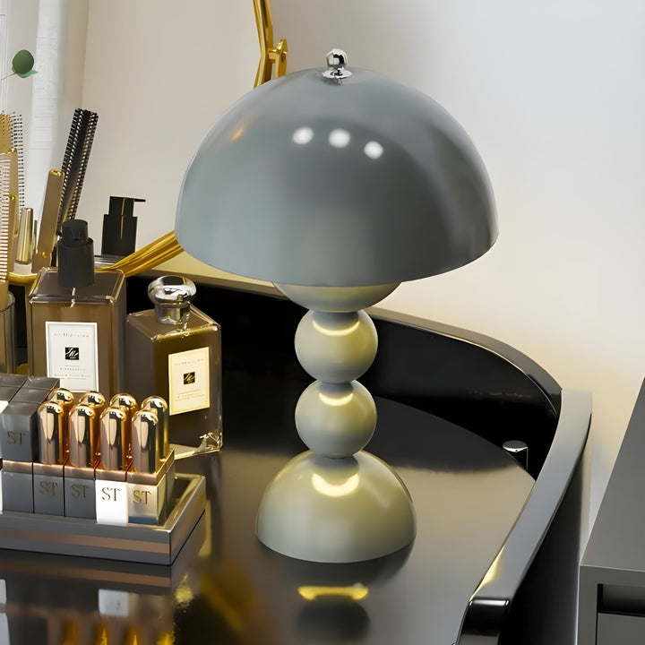 "Skandinavische Tischlampe mit dimmbarer LED, weiß, klarer Stil, ideal für Schlafzimmer oder Wohnzimmer, energieeffizient."
