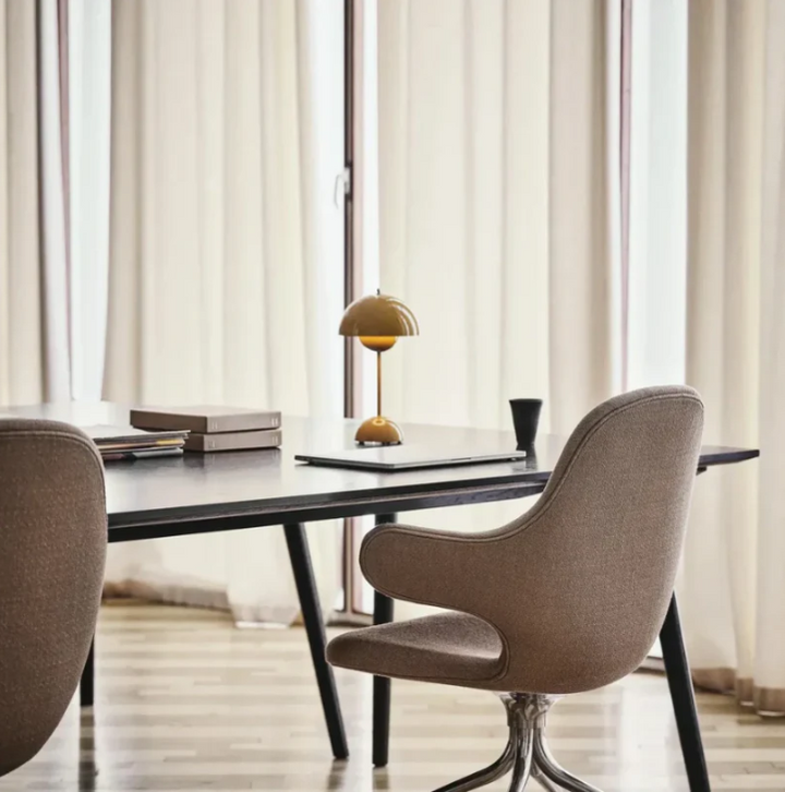 "Skandinavische Touch-Tischleuchte, minimalistisches Design, warmweißes Licht, intuitive Touch-Bedienung, energiesparend."