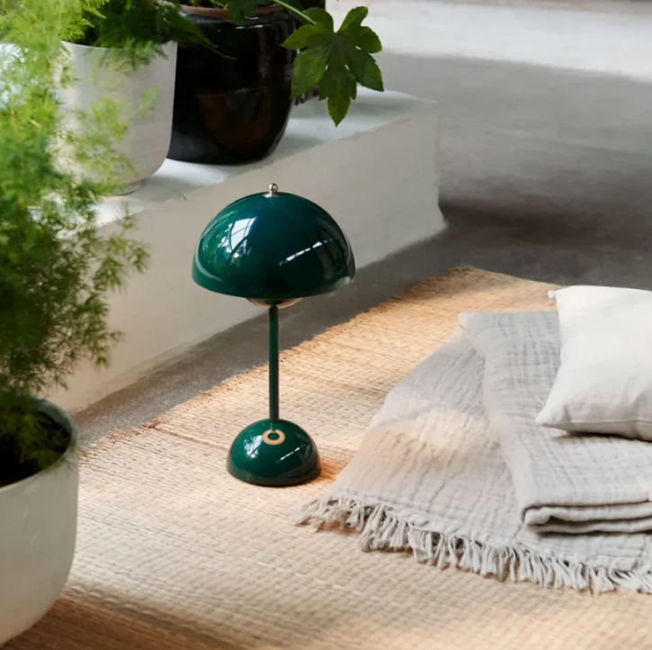 "Skandinavische Touch-Tischleuchte, minimalistisches Design, warmweißes Licht, intuitive Touch-Bedienung, energiesparend."