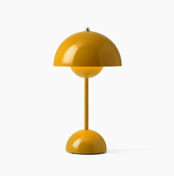 "Skandinavische Touch-Tischleuchte, minimalistisches Design, warmweißes Licht, intuitive Touch-Bedienung, energiesparend."
