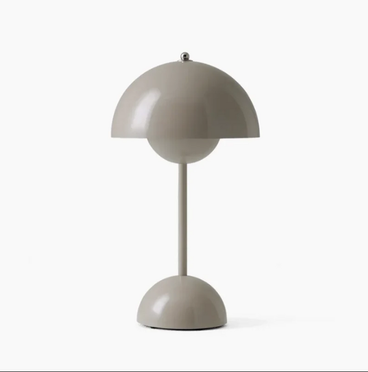 "Skandinavische Touch-Tischleuchte, minimalistisches Design, warmweißes Licht, intuitive Touch-Bedienung, energiesparend."