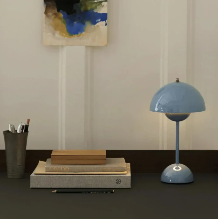 "Skandinavische Touch-Tischleuchte, minimalistisches Design, warmweißes Licht, intuitive Touch-Bedienung, energiesparend."