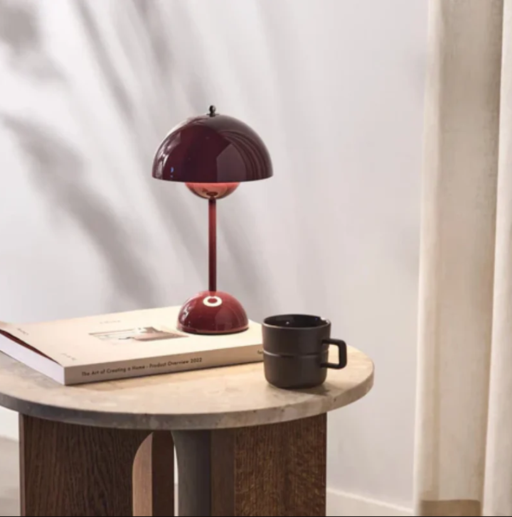 "Skandinavische Touch-Tischleuchte, minimalistisches Design, warmweißes Licht, intuitive Touch-Bedienung, energiesparend."