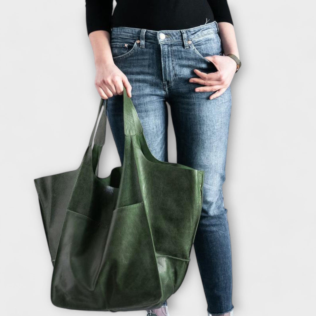 Grosse Oversize Tasche Arwen zeigt den Boden und die Standfüsse