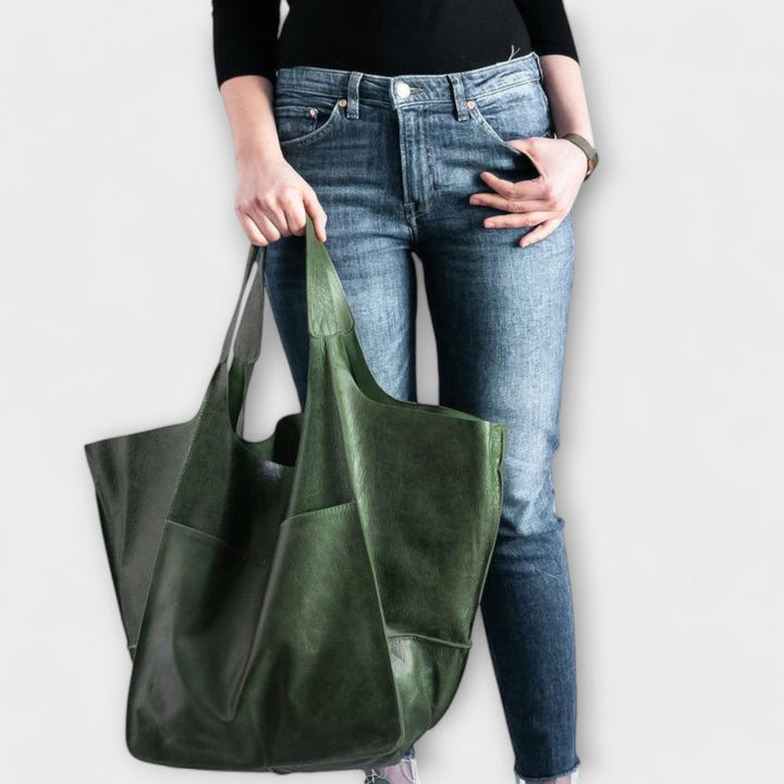 Grosse Oversize Tasche Arwen zeigt den Boden und die Standfüsse