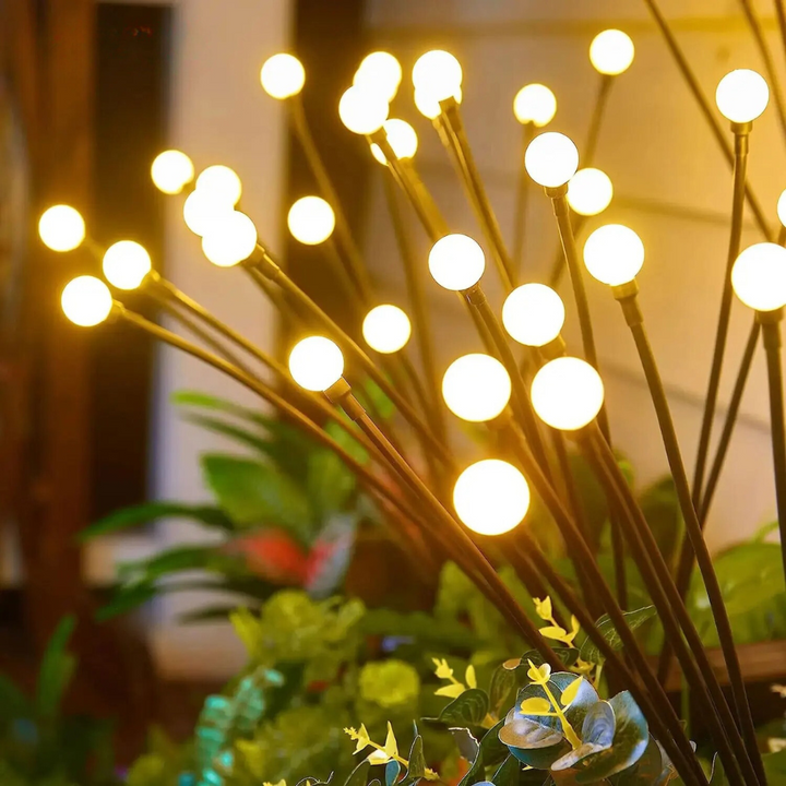 Solar Gartenlichter leuchten warm im Garten, wetterfest und flexibel biegbar, ideal für romantische Außenbeleuchtung.