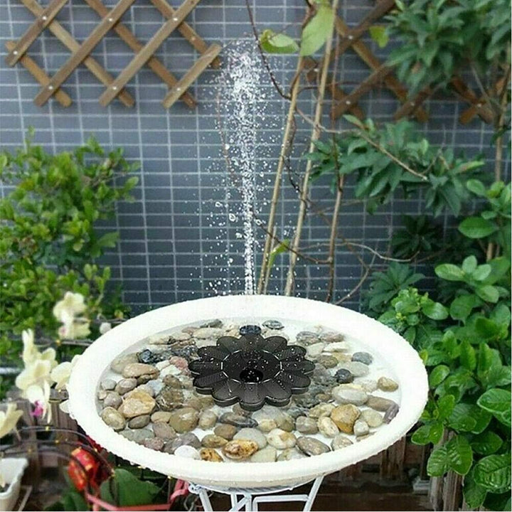 "Solarbetriebene Wasserfontäne im Blumen-Design, elegant im Garten oder Teich eingebettet, sprudelnder Wassereffekt"