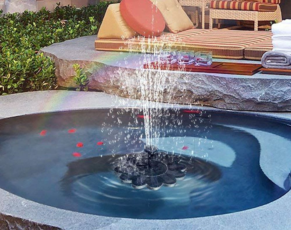 "Solarbetriebene Wasserfontäne im Blumen-Design, elegant im Garten oder Teich eingebettet, sprudelnder Wassereffekt"