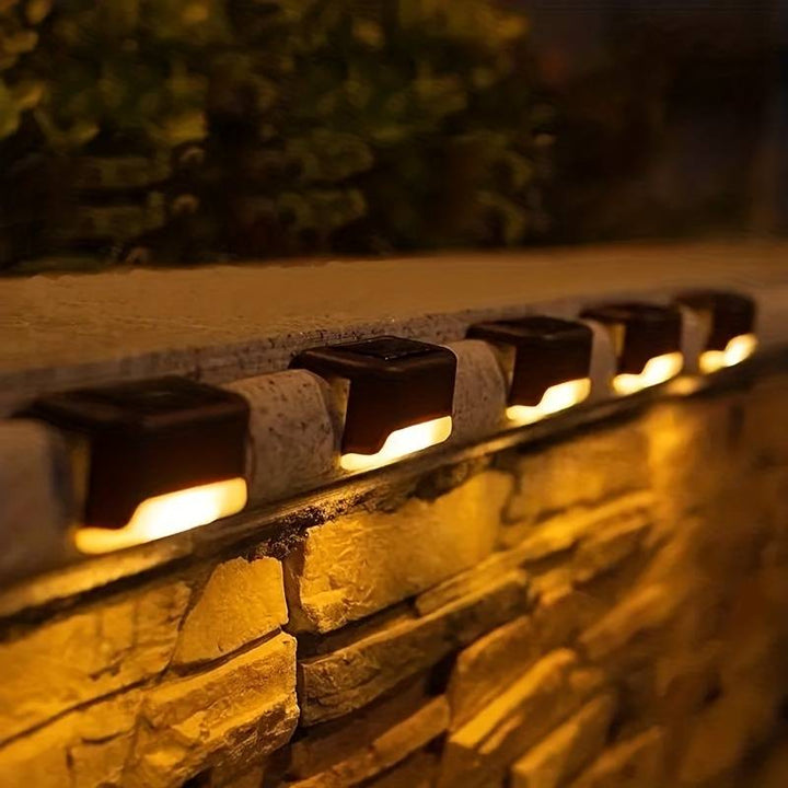 Energiesparende Solar-Wandleuchte mit hellem LED-Licht für sichere & kabellose Außenbeleuchtung.
