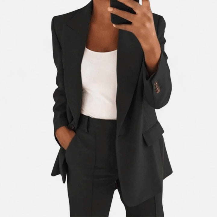 Moderner Damen-Blazer und passende Damenhose als elegantes Set für Business-Outfits und Büromode.