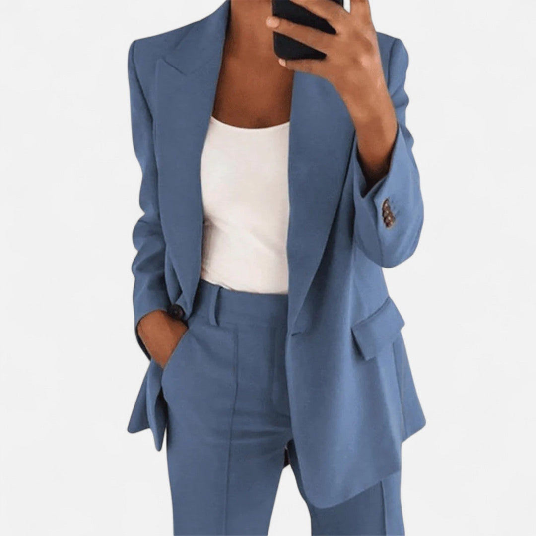 Professionelles Business-Outfit: Elegantes Damen Blazer-Set mit Hose für stilvolle Büromode.