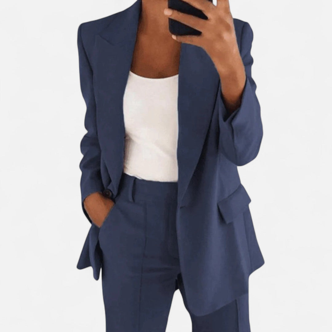 Damen Blazer-Set mit schlanker, moderner Silhouette; ein stilvoller Look für Business und Alltagsmode.