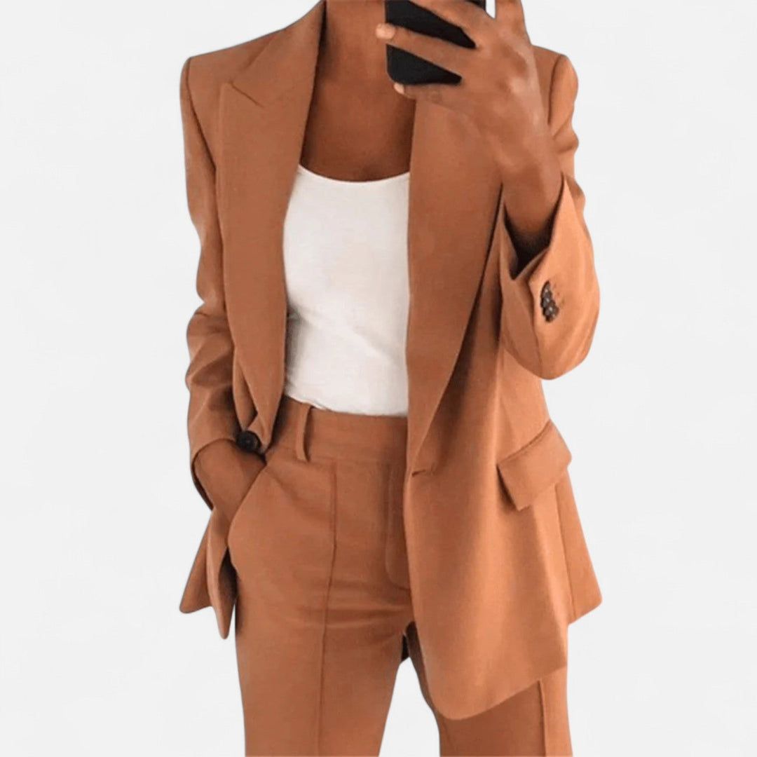 Komfortables und elegantes Damen Blazer-Set; stilvolle Büromode mit moderner Passform für Frauen.