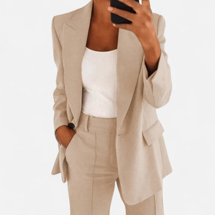 Detailansicht des stilvollen Damen Blazers mit Hose. Modernes Blazer-Set für einen professionellen Look.
