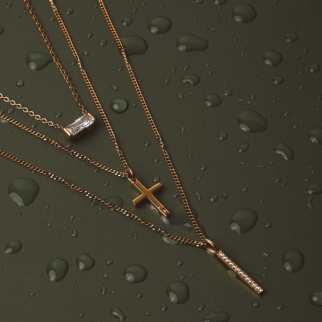 Damen Gold Halskette mit funkelndem Zirkonia Bar Anhänger im Detail