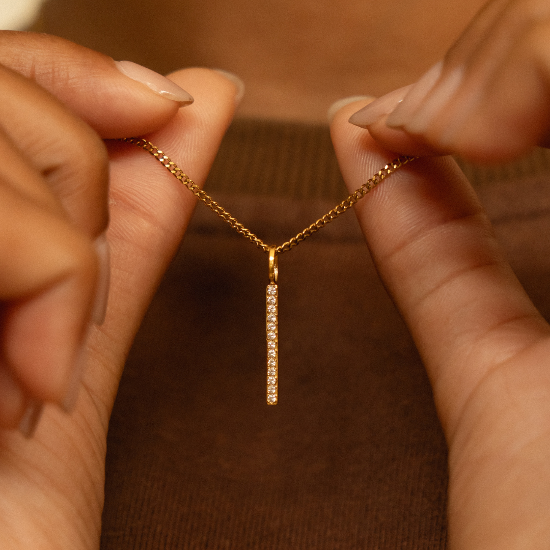 Damen Gold Halskette mit funkelndem Bar-Anhänger aus der Nähe