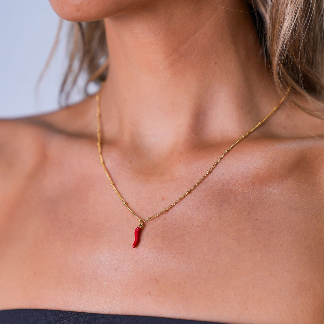 Die Goldkette mit Chili-Anhänger – ein Symbol für Glück und Stil.