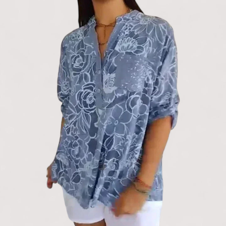 Nahaufnahme der floralen Musterung auf der weichen, fließenden Damen Sommerbluse für einen femininen Look.
